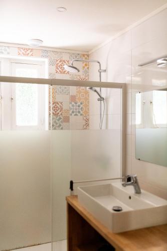 une salle de bain blanche avec un lavabo et une douche dans l'établissement Gîte du vieux chêne - 6pers. - Jardin arboré, à Ault