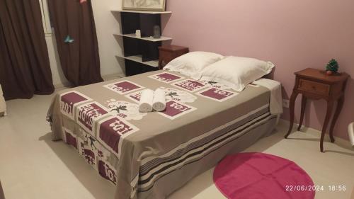 a bed in a bedroom with a bedspread on it at Chambre chez l'habitant in Boudy