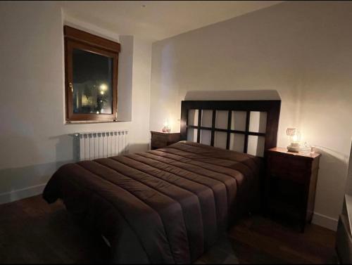 Un dormitorio con una cama grande y una ventana. en Biescas Suites, en Biescas