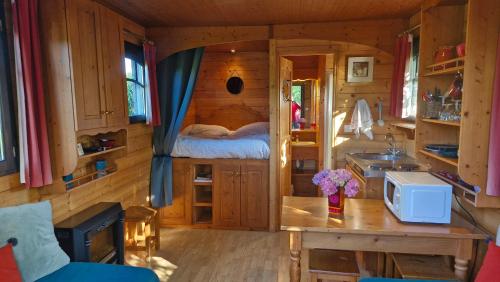 Habitación pequeña con 1 cama en una cabaña de madera en Gites de la Ferme de l'Eglise, en Fatouville-Grestain