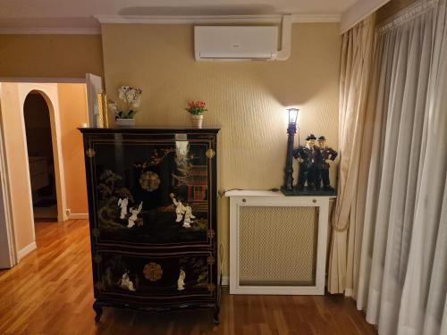 - un salon avec une commode et un ventilateur dans l'établissement Appartement cosy climatisé, au Plessis-Robinson