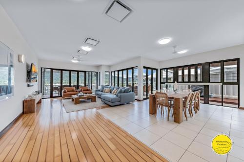 Χώρος καθιστικού στο Penthouse living at the Port of Airlie
