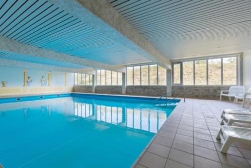 a large swimming pool with blue water at Golfresidenz Wohnung 211 in Grömitz