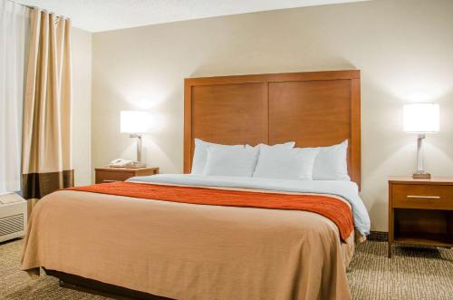 a large bed in a hotel room with two lamps at Comfort Inn in Idaho Falls