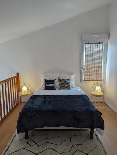 - une chambre avec un grand lit et 2 tables de chevet dans l'établissement Duplex marin à La Rochelle, à La Rochelle