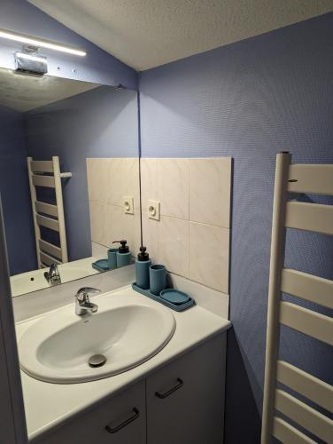 une salle de bain avec un lavabo et un miroir dans l'établissement Duplex marin à La Rochelle, à La Rochelle