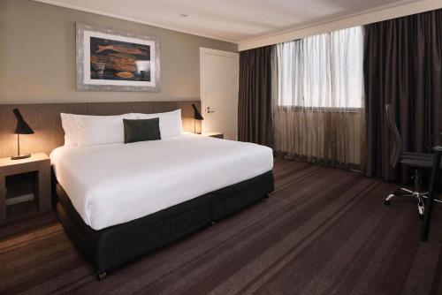 Postel nebo postele na pokoji v ubytování Rydges World Square