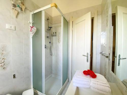 a bathroom with a shower and a glass shower stall at La Casa di Dorina e Vincenzo in Gabbro