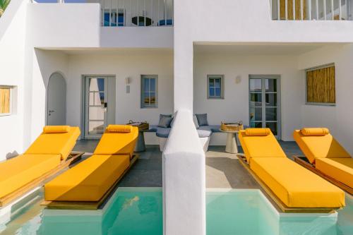 Kolam renang di atau dekat dengan Mr & Mrs White Paros Suites & More