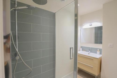 une salle de bain avec douche et lavabo dans l'établissement Magnifique maison moderne avec accès direct à la mer, à Varaville
