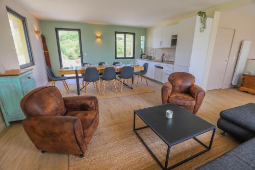 - un salon avec des fauteuils en cuir et une table dans l'établissement Magnifique maison moderne avec accès direct à la mer, à Varaville