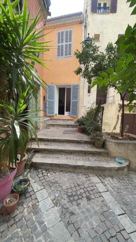 un escalier en pierre menant à une maison dans l'établissement Appartement cosy, à Hyères