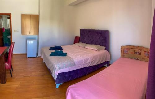 a small room with a bed and a small bed sidx sidx sidx at Villa Dulsinea in Ulcinj