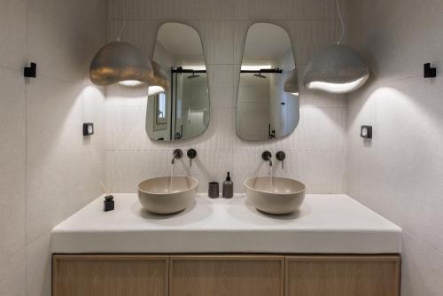 Ένα μπάνιο στο Morfes Luxury Suites by Caldera Houses