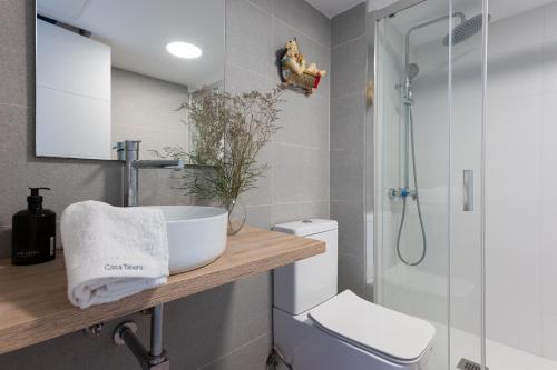 een badkamer met een wastafel, een toilet en een douche bij Casa Tabera - Sun Club Playa del Águila in Playa del Aguila