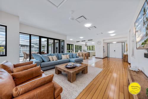 Χώρος καθιστικού στο 2 bedroom Penthouse at the Boathouse