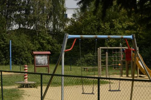 un parque con parque infantil con tobogán en Pension Escrime, en Karlovy Vary