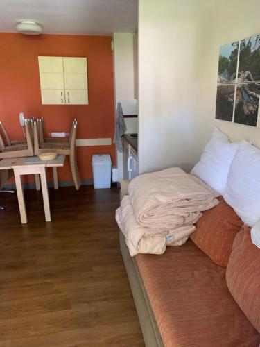 - un grand lit dans une pièce avec une table dans l'établissement Charmant appartement dans résidence avec piscine vue mer, à Cannes