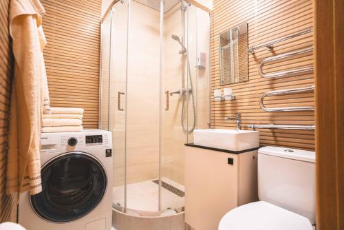 Un baño con lavadora y lavadora. en Emila's apartments, en Palanga
