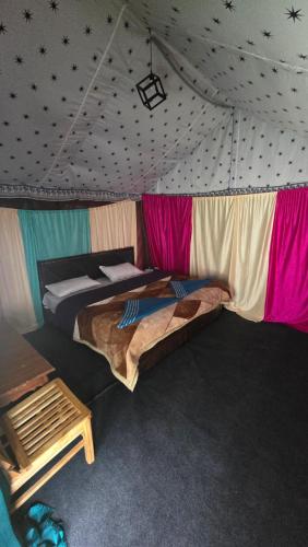 a room with two beds in a tent at Sangla Valley Camping in Saturang