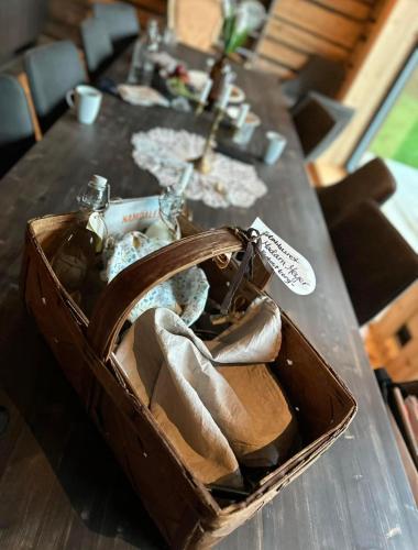 un tavolo con una borsa sopra un tavolo di Stabburet Madam Meyer a Skage i Namdalen