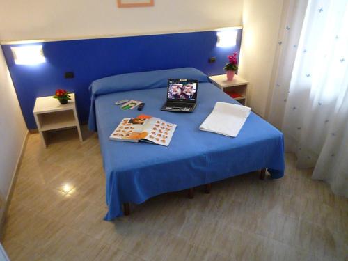 a room with a blue bed with a blue table at La Volpe Pescatrice in Castellanza