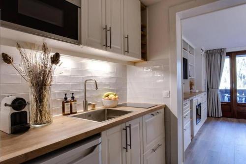 une cuisine avec un évier et un plan de travail dans l'établissement Studio with view, 100m to slopes and near Chamonix, aux Houches