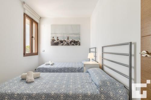 a bedroom with two beds and a picture on the wall at Villa Mirador de Bassetes 14 - Grupo Turis in Calpe