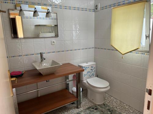 une salle de bain avec un lavabo et des toilettes dans l'établissement Maison Ile d'oleron 10 min de la plage à pied, parking et jardin, à Foulerot