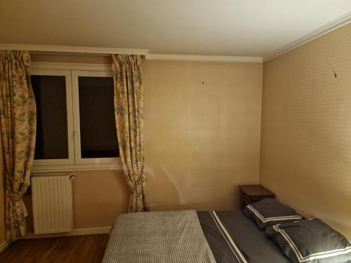 Un ou plusieurs lits dans un hébergement de l'établissement Appartement cosy climatisé