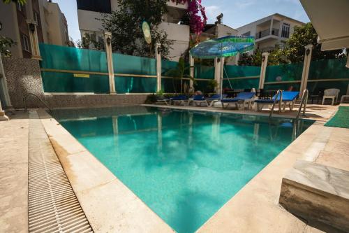Bazén v ubytování Behram Hotel nebo v jeho okolí