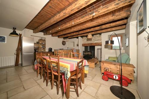 une salle à manger avec une table et un réfrigérateur dans l'établissement Toulal'ô - Saint Lary Soulan, à Saint-Lary-Soulan