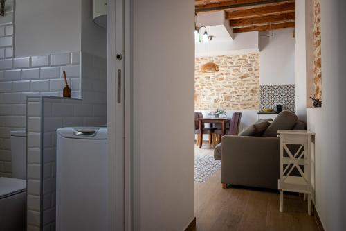 un salon avec un canapé et une table dans l'établissement AT077 Planta baja con jardín privado, à Torredembarra