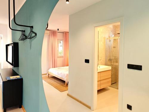 Pokój z łóżkiem i łazienką z prysznicem w obiekcie Apartments Pržina w mieście Lumbarda