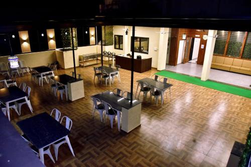 an overhead view of a restaurant with tables and chairs at Hotel Wing Orbit in Bāli