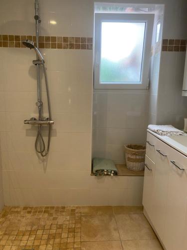 La salle de bains est pourvue d'une douche et d'une fenêtre. dans l'établissement Casa Bohême, à Caunes-Minervois