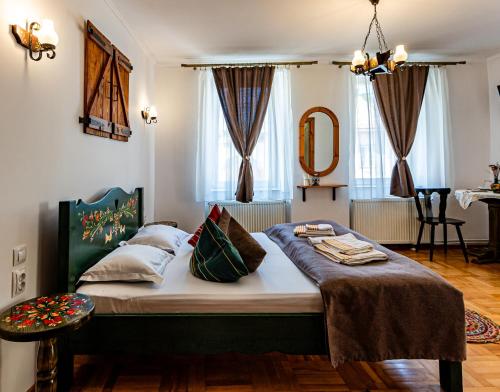Ένα ή περισσότερα κρεβάτια σε δωμάτιο στο Casa Cu Usi - House of Doors