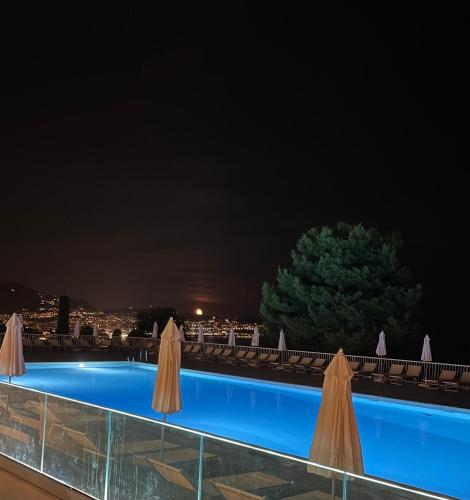 - une piscine avec parasols la nuit dans l'établissement Constellations de Fabron, à Nice
