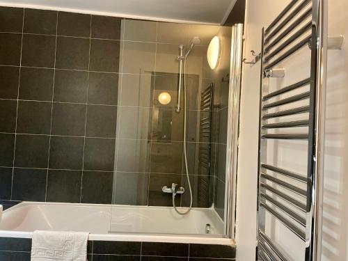 une salle de bain avec douche et baignoire dans l'établissement Elegant Triplex - Tour Eiffel Invalides, à Paris