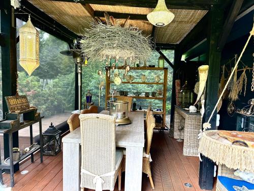 a kitchen with a table and chairs in a house at Blue Artist chalet Veluwe in Doornspijk