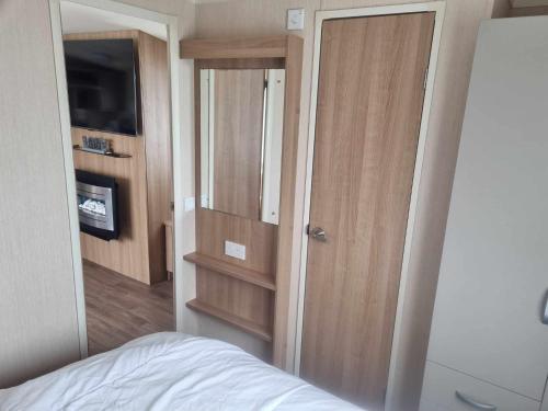 Ένα ή περισσότερα κρεβάτια σε δωμάτιο στο 8 BERTH DELUXE CARAVAN PG31