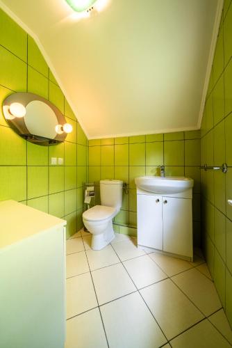 Ένα μπάνιο στο Apartament na Skalistej Dolinie