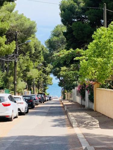 une rue avec des voitures garées sur le bord de la route dans l'établissement Modern duplex with AC and garden, just 350m to sea side, à Sausset-les-Pins