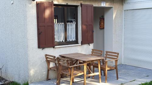 イスラにあるEl Selの窓際の木製テーブルと椅子