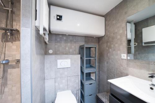 une salle de bain avec toilettes, lavabo et douche dans l'établissement Le Cosy Canétois - A 20 min de la plage, à Canet