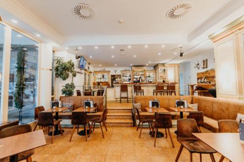 a restaurant with tables and chairs and a bar at Post Seefeld - Wellnesshotel Tirol in Seefeld in Tirol