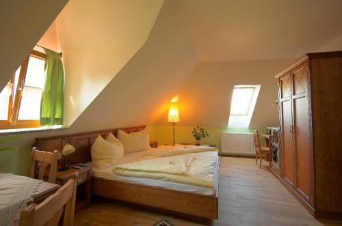 Postel nebo postele na pokoji v ubytování Gästehaus Turm Wachau