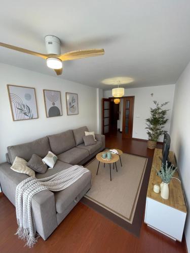 a living room with a couch and a table at Apartamento Ensenada de Barraña in Boiro