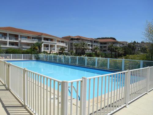 2P en RDJ dans résidence avec piscine et tennis, proche Cannes et commodités