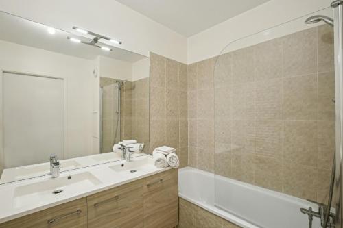 Ένα μπάνιο στο Chic and comfortable apart with parking and balcony